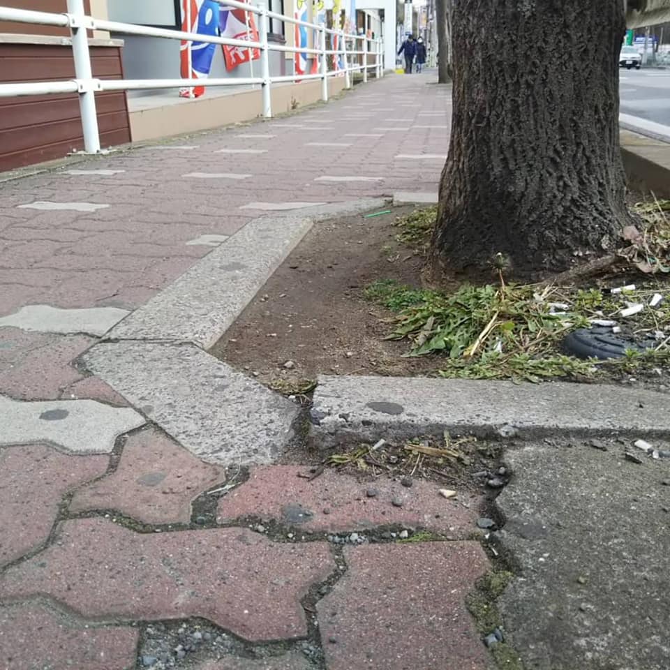 狭い歩道の整備